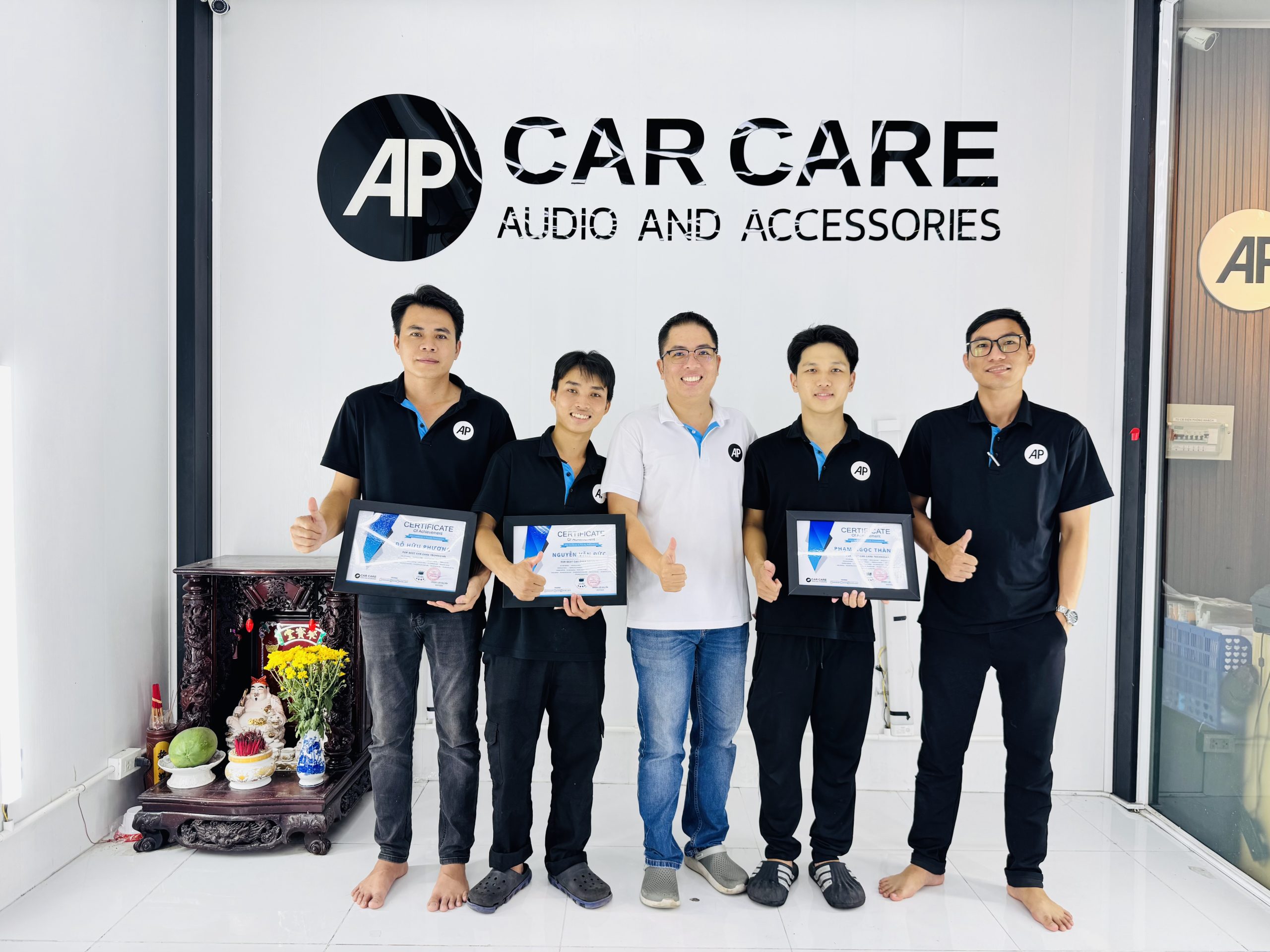 Trao bằng tốt nghiệp